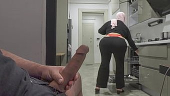 Islami Üvey Anne Oğlunun Mastürbasyon Yaptığını Keşfediyor Ve Onun Anüsüne Girmesine Izin Veriyor