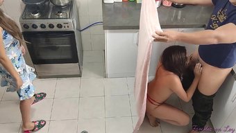 Üvey Kız Kardeşimi Görmeye Gittiğimde, Karımın Yeğeni Bana Seks Için Yaklaşıyor Ama Annesi Izin Vermiyor.