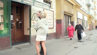 Olgun Esmer Yaşlı Bir Adam Tarafından Amını Yalatıp Sikişiyor