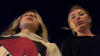 Genç Lezbiyenler Gina Gerson Ve Kız Arkadaşı Sıcak Bir Web Kamerası Seansının Tadını Çıkarıyorlar