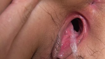 Asyalı Genç, Oral Ve Anal Yalamadan Sonra Dağınık Bir Creampie Alıyor