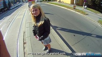 Amatör Porno Yıldızı Kelly Candy, Ormanda Amını Yalatıp Siktiriyor