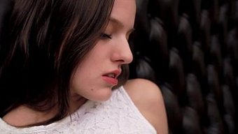 Göğüslü Silvie Luca, Bu Hd Videoda Parmaklarıyla Kendini Tatmin Ediyor