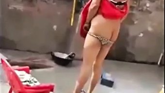 Genç Kızın Idrardan Sonra Dar Amcığının Ev Yapımı Videosu