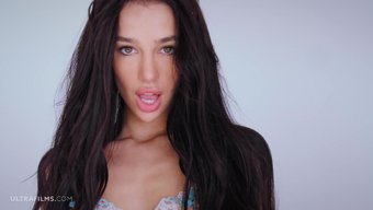 Ukraynalı Model Kama Oxi'Nin Yüksek Çözünürlüklü Inanılmaz Solo Mastürbasyon Videosu