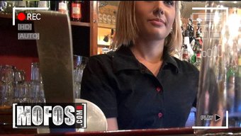 Rihanna Samuel, Doğal Sarışın Bir Barmen, Mofos'Ta Sapıkça Eylemlerde Bulunuyor. Barın Arkasında Bir Müşterinin Penisini Tutkuyla Emiyor, Hepsi Yüksek Çözünürlükte Yakalanıyor.