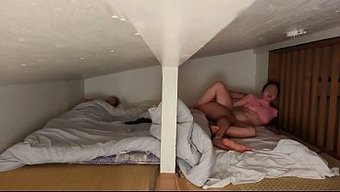 Yasak Üvey Aile Seksi, Ortak Japon Yatağında Yanında Yaşanıyor.