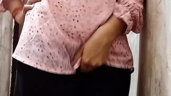 Hint Bhabhi, Seksi Göbekli Erkek Arkadaşını Azdırıyor Ve Ağzına Boşalıyor