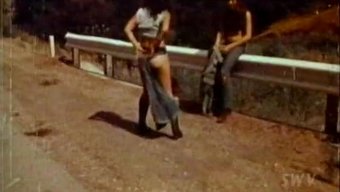 Bu Retro Porno Videosunda Bir Grup Kötü Çocuk Tarafından Baştan Çıkarıldı