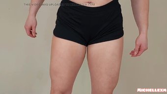 Kaslı Kadın Amatör Esneklik Videosunda Biceps Ve Quad'Larını Sergiliyor