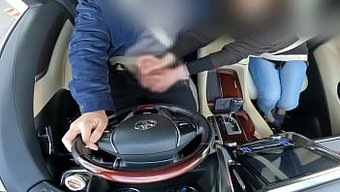 Tatmin Olmamış Bir Ev Kadını, Bir Araba Yolculuğu Sırasında Bana Orgazm Yaşatıyor