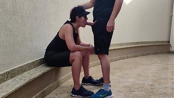Bahis Kaybedilince, Maço Kız Arkadaşının Amını Kullanıp Adamın Aletini Yalamak Zorunda Kaldı.
