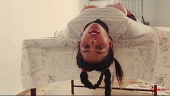Nuria Millan, Otoriter Patronu Tarafından Kıçından Cezalandırılıyor.