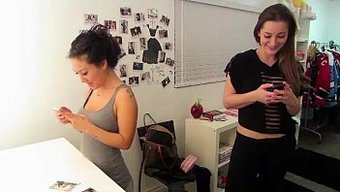 Asa Akira'Nın Bts Videosu Büyük Göğüslerini Ve Kahverengi Amını Sergiliyor