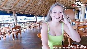 Ince Bebek Alman Turist Tarafından Halka Açık Bir Şekilde Sikişiyor
