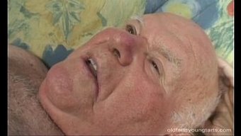 Yaşlı Adam Ve Genç (18+), Osuruk Dolu Bir Karşılaşmada Sıcak Seks Yapıyorlar