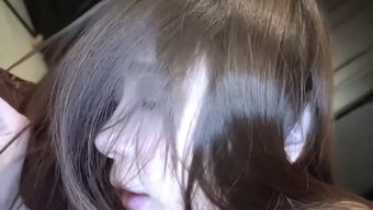 Çinli Kız Retro Porno Videosunda Arkadan Sert Bir Şekilde Beceriliyor