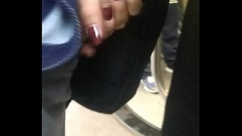 Bir Kadın Benimle Metrobüste Flört Ediyor Ve Sonunda Seks Yapıyoruz