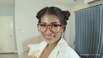 Göğüslü Taylandlı Milf, Spermlerle Dolu