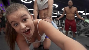 Aldatan Genç Kız, Spor Salonunda Başka Biriyle Gizlice Seks Yaparken Yakalandı.