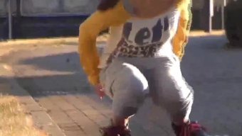 Japon Bir Kadın Dışarıda Idrar Yaparken Keşfediliyor