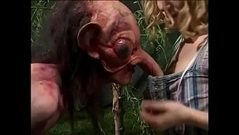 Sarışın Bomba Katie Morgan, Dünyayı Kurtarmak Adına Devasa Bir Dildo Ile Uğraşıyor