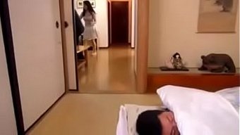 Büyük Doğal Göğüslere Sahip Milf Sert Bir Şekilde Beceriliyor