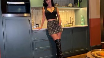 Üvey Anne, Üvey Oğlunun Eski Sevgilisini Unutmasına Yardımcı Olmak Için Blowjob Ve Anal Seks Yapıyor.