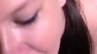 Bir Kadının Horoz Emip Boşaldığı Ev Yapımı Bir Video