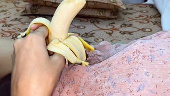 Annesinin Büyük Doğal Göğüsleri Ve Büyük Yarrağı Bu Videoda Dikkat Çekiyor
