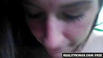 Madison Spears Ve Karina White Ev Yapımı Videoda Büyük Bir Yarrağı Paylaşıyorlar