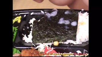 18 Yaşındaki Japon Genç, Sperm Duşu Ve Sushi Alıyor