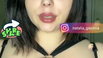 Rus Amatörünün Doğal Büyük Poposu Ve Göğüsleri Softcore Bir Videoda Sallanıyor