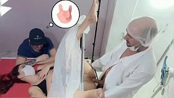 Amatör Çift, Sert Bir Videoda Tuhaf Bir Jinekolog Deniyor