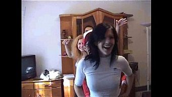 Genç (18+) Öğrenciler Yurt Odasında Yaramazlık Yapıyorlar