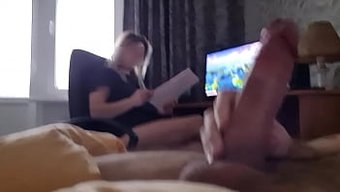 Üvey Annemin Önünde Mastürbasyon Yapıyorum Ve O Bundan Hoşlanıyor