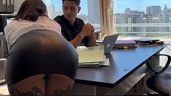 Sekreter, Götünü Açıp Hem Blowjob Hem De Seks Için Açtı.