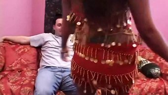 Bu Kıvrımlı Dansçının Sıkı Göt Deliği Sınıra Kadar Gerilirken Izleyin!