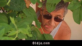 Genç Sarışının Minyon Arkasını Mature Ellerine Aldı