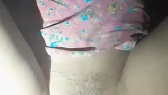 Amatör Genç Kız Kamerada Solo Seansında Mastürbasyon Yapıyor