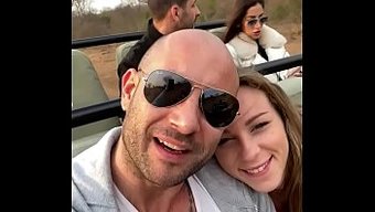 Dövmeli Genç Ormanda Sakso Çekiyor Ve Hepsini Yutuyor
