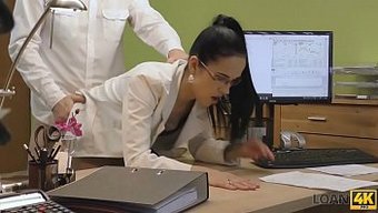 Gözlüklü Sekreter Ofiste Baştan Çıkarılıyor Ve Sikişiyor