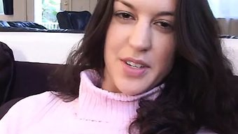 Yüzü Genç Ve Sevimli Bir Kız Tarafından Becerilir Ve Poposundan Becerilir