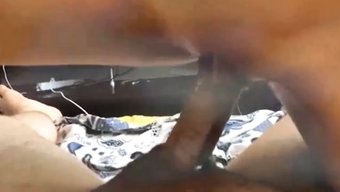 Genç Kız Ev Yapımı Videoda Üvey Babası Tarafından Sikişiyor