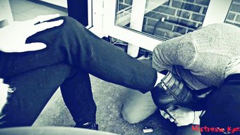 Mistress Kym'In Fetiş Femdom Tapınması, Botlar Ve Aşağılama Ile.