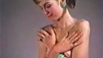 Tüylü Bir Bebekle Retro Porno Videosu