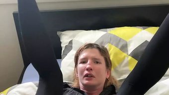 Amatör Genç Bebek Masaj Alıyor Ve Bir Dildo Ile Sikişiyor
