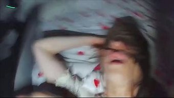 Cuckold Şoku: Güvenilir Bir Arkadaş Karısını Gerçekten Sikerken.