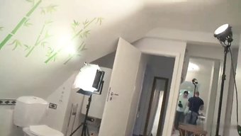 Avrupalı Güzellik Caren Christiansen, Küvette Cowgirl Pozisyonunda Sikişiyor