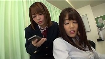 Minyon Asyalı Rika, Japon Milf Videosunda Öğretmenleri Küçük Düşürüyor Ve Domine Ediyor